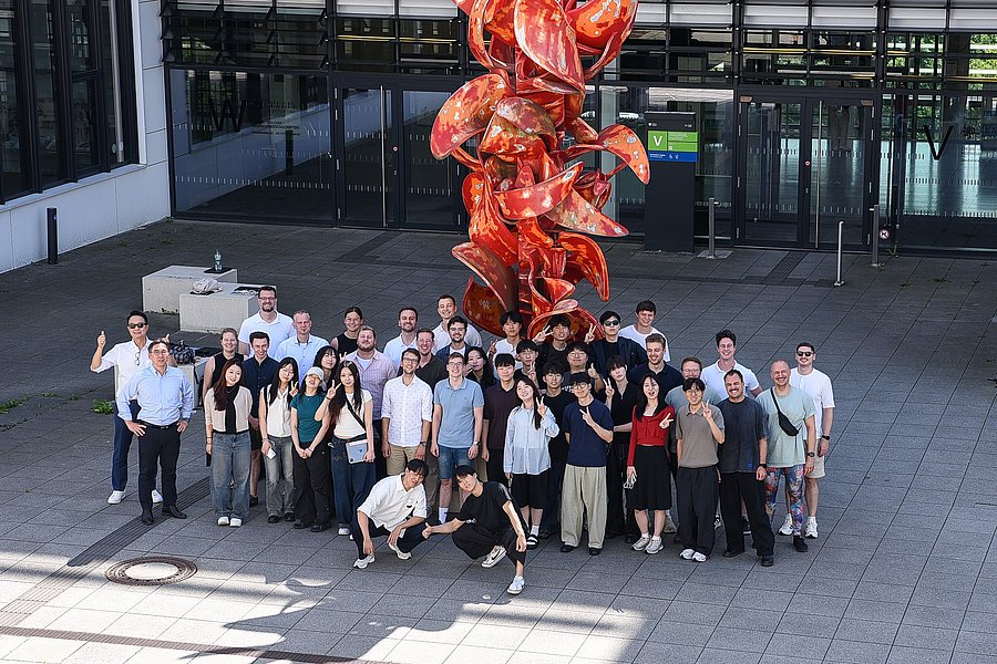 Gruppenbild KoPro 2026 vor dem Gebäude VW